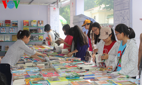 ປຶ້ມກັບໄວໜຸ່ມນະຄອນຫຼວງ